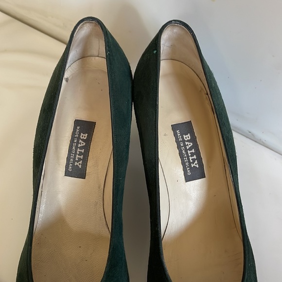 BALLY green suede heels with logo on front bow. - Picture 6 of 14